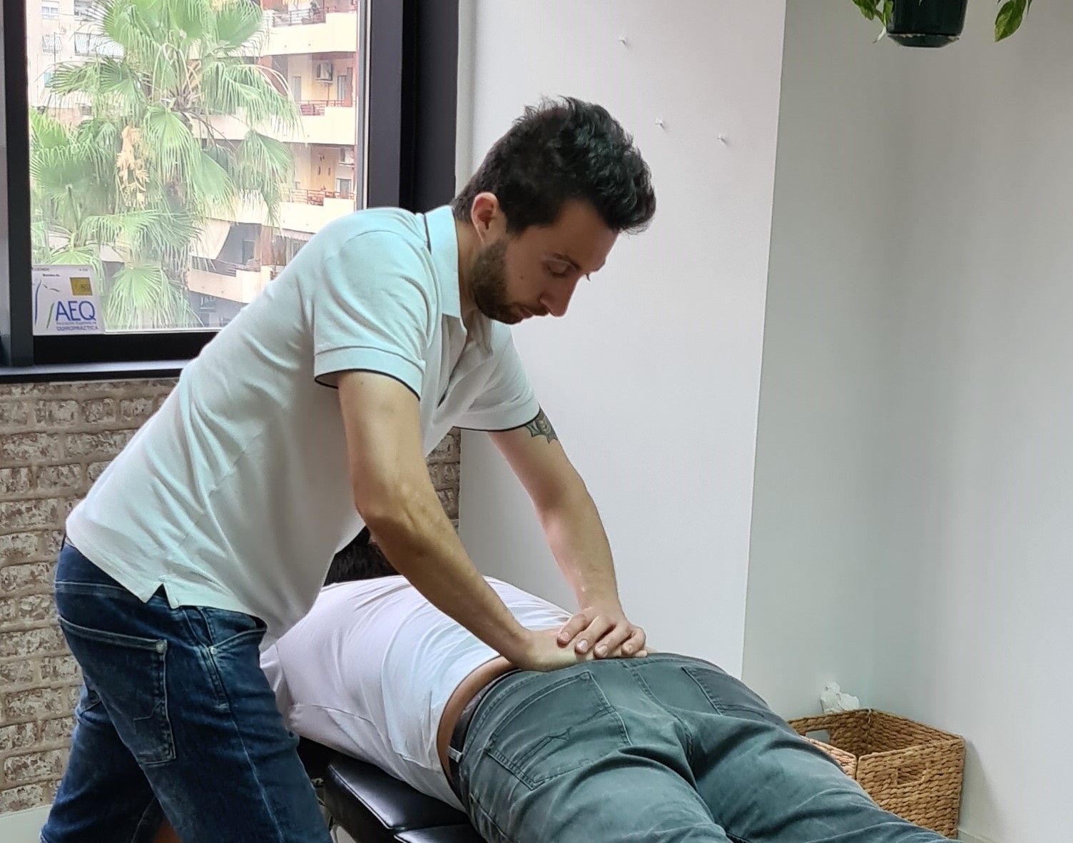Sesión de quiropráctica en Valencia · ajuste manual específico